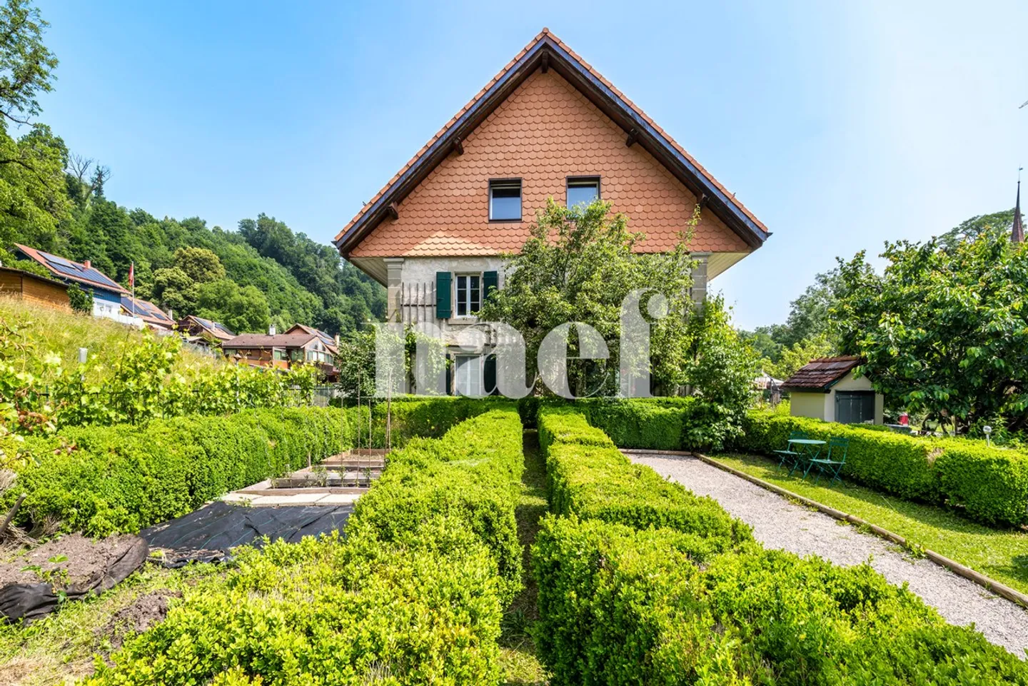 Charmantes und geräumiges Haus in einem Wohngebiet - Foto 2 von 12
