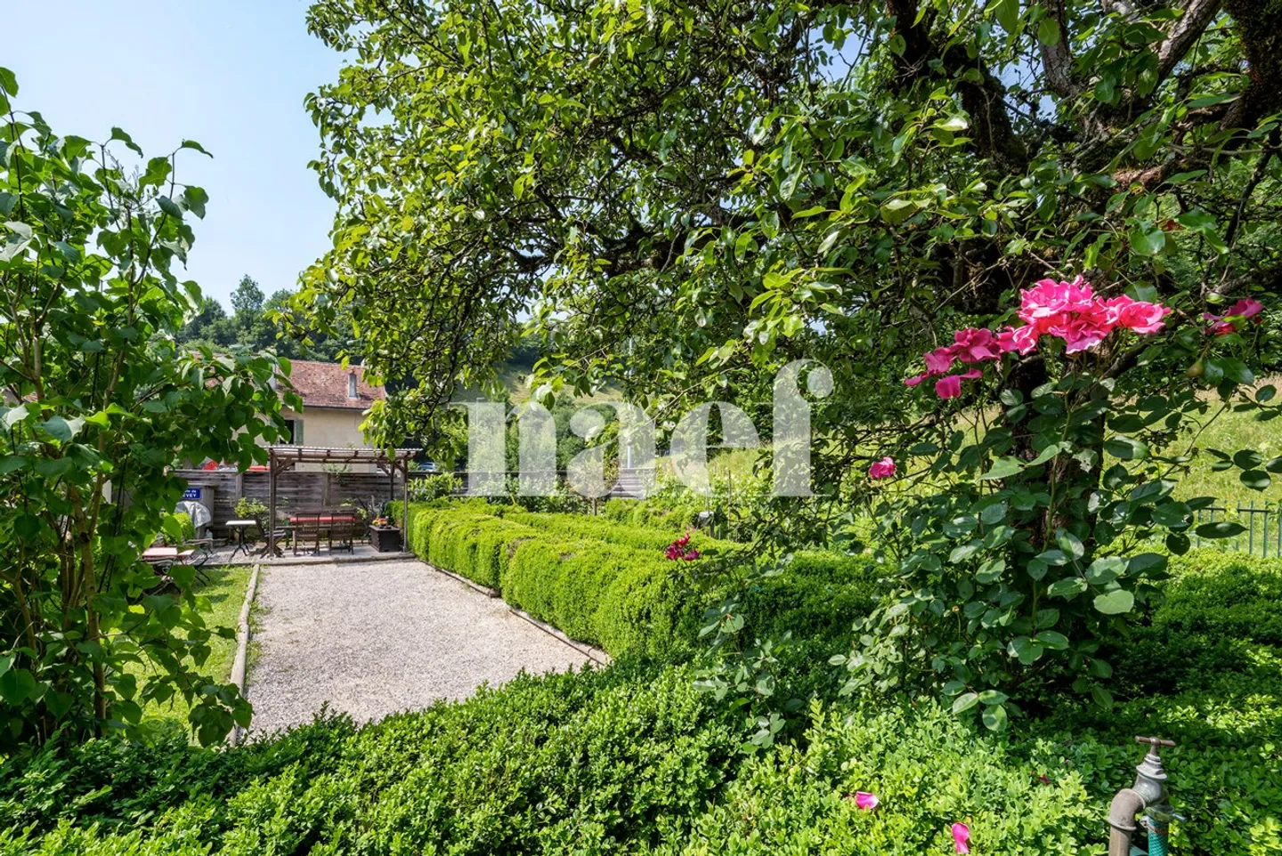 Charmantes und geräumiges Haus in einem Wohngebiet - Foto 3 von 12