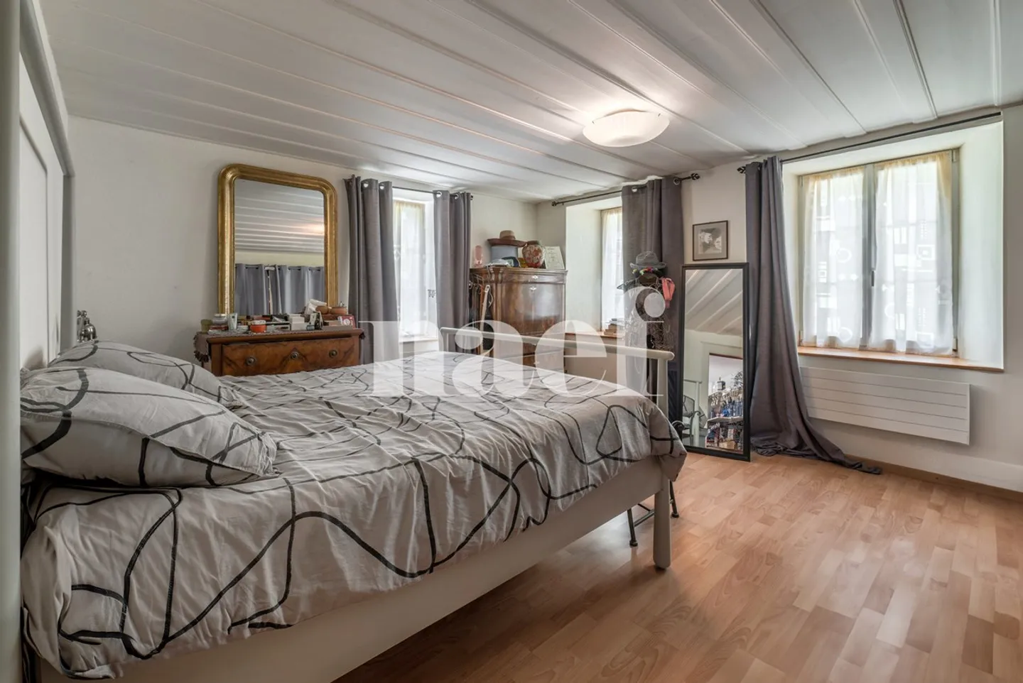 Charmantes und geräumiges Haus in einem Wohngebiet - Foto 10 von 12