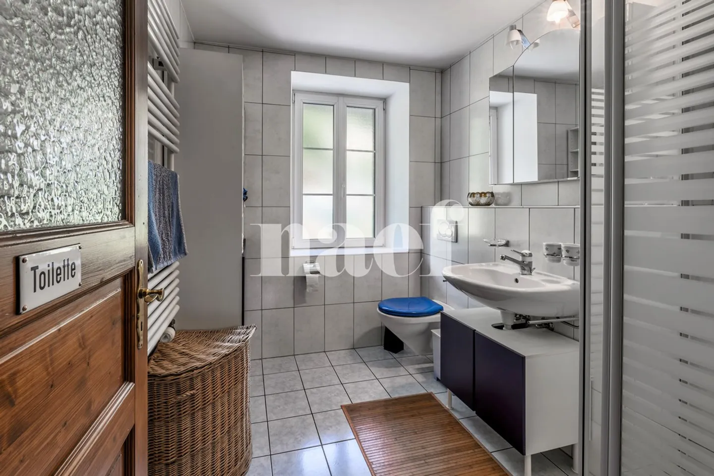 Charmantes und geräumiges Haus in einem Wohngebiet - Foto 11 von 12