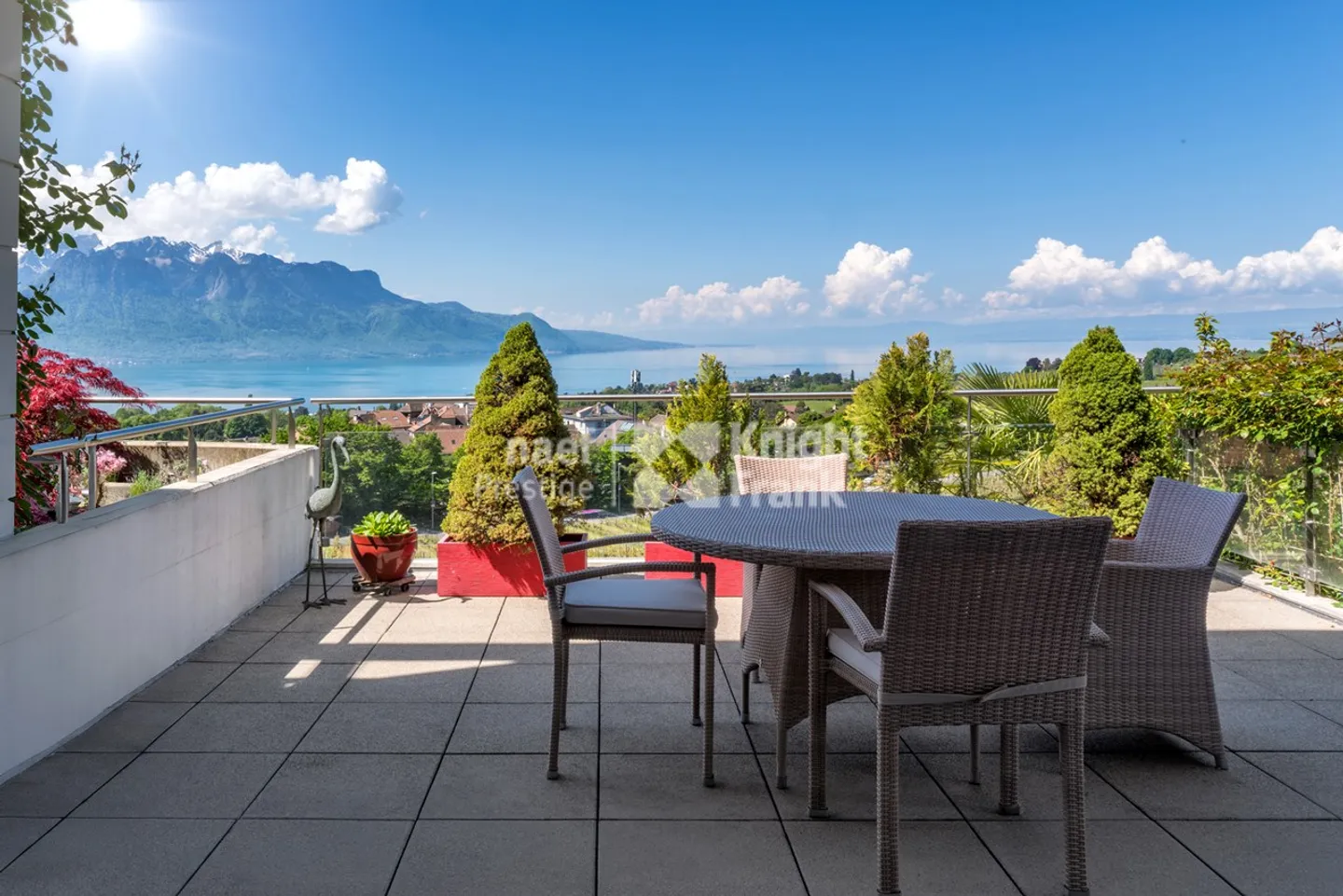 Family home with 7.5 rooms, private elevator and panoramic view of the lake for sale in Chailly/Montreux - Photo 3 of 13