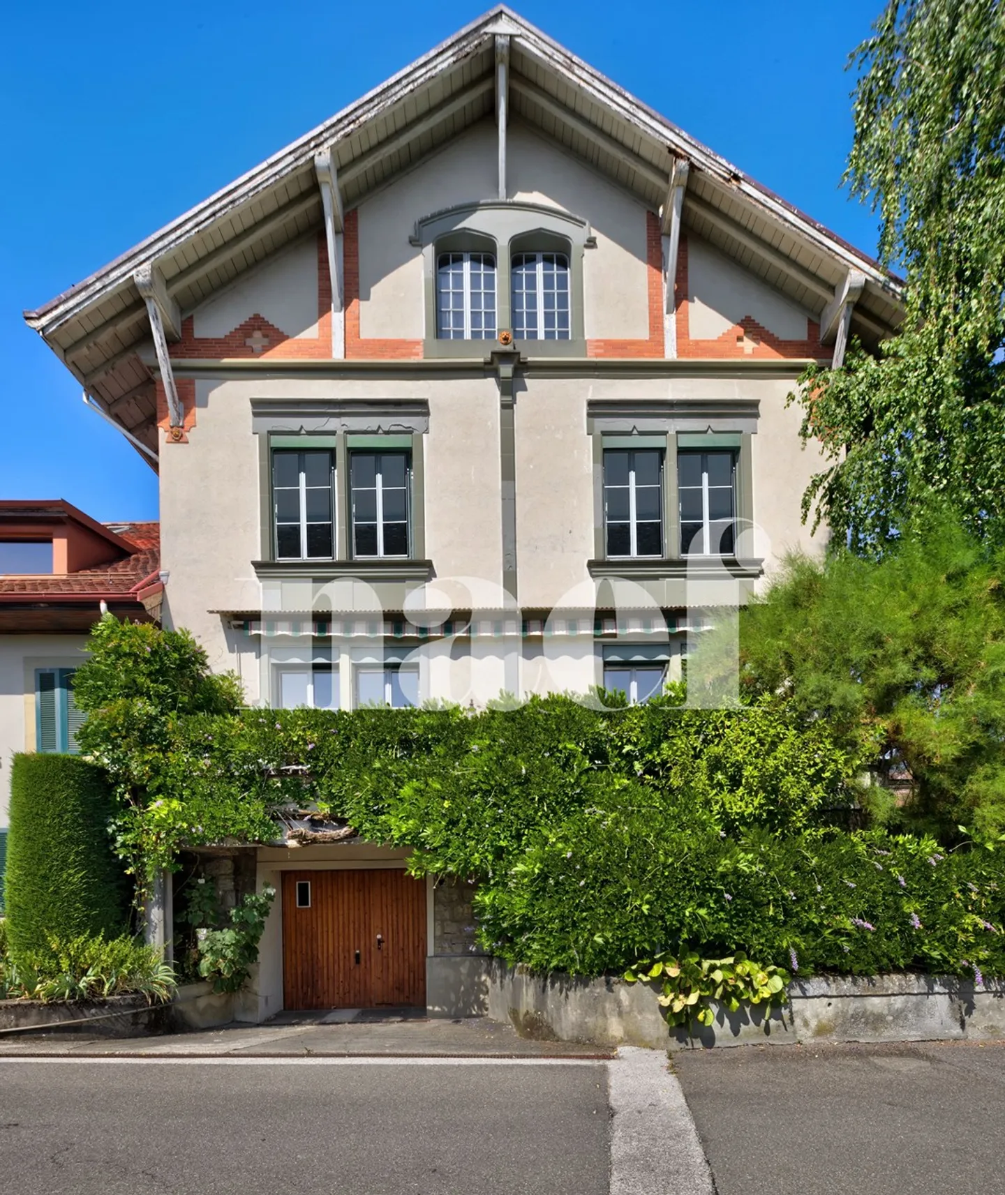 Affascinante casa di 10 stanze con grande potenziale - Foto 2 di 11