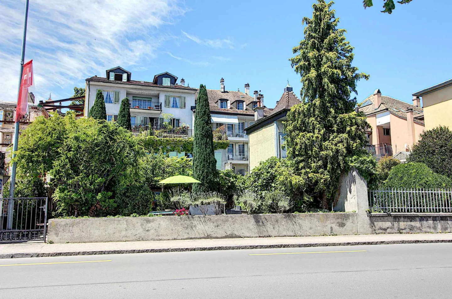 An iconic place in the heart of Rive, facing the lake and the Alps - Photo 2 of 6