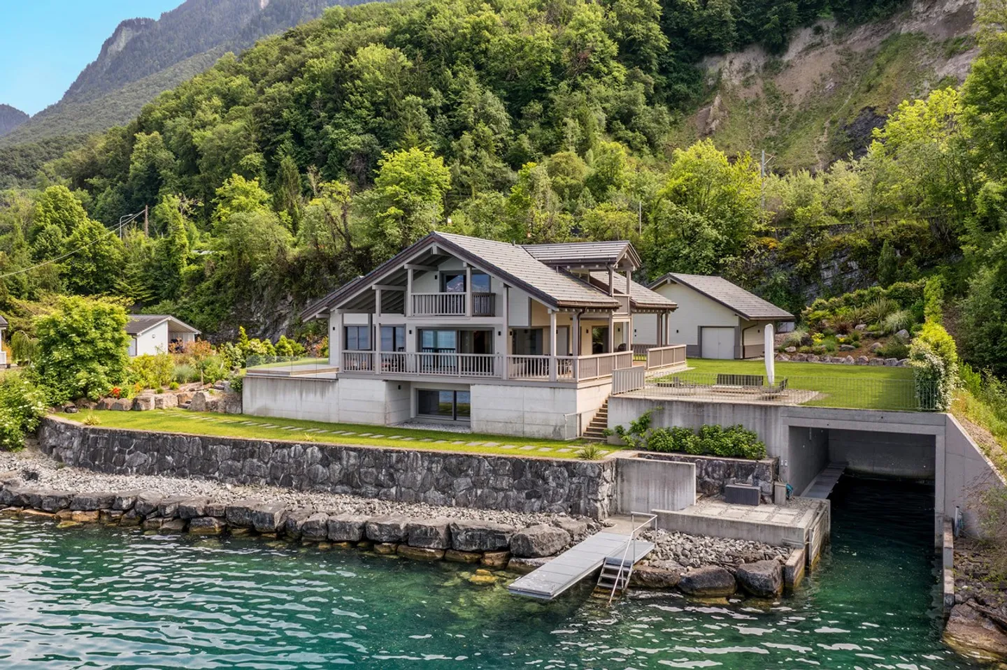 Rare 6.5-room waterfront house for sale in St-Gingolph - Photo 2 of 10