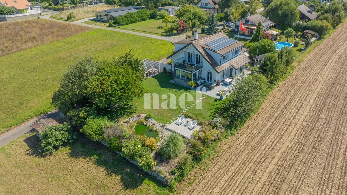 5.5-room detached house with stunning lake view for sale in Portalban - Photo 8 of 9