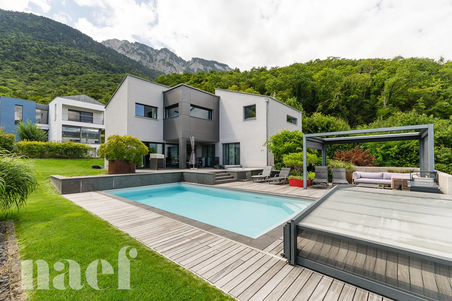 Architect-designed house with 7.5 rooms, pool, and jacuzzi in a green setting for sale in Collombey-Muraz - Photo 2 of 13