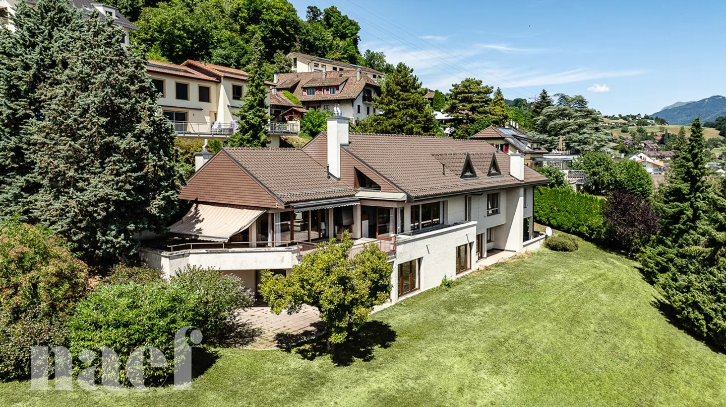 Maison de caractère de 9.5 pièces avec appartements indépendants et vue panoramique sur le lac à vendre à Chardonne - Photo 2 sur 13
