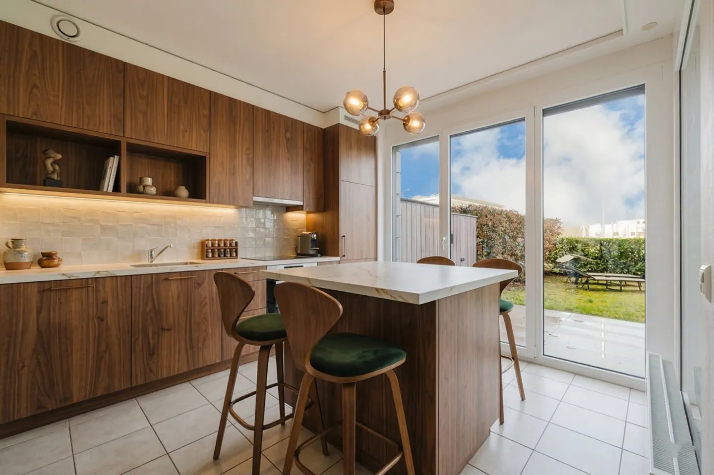 Bright 4-room apartment with terrace and private garden in Châtelaine - Photo 5 of 10