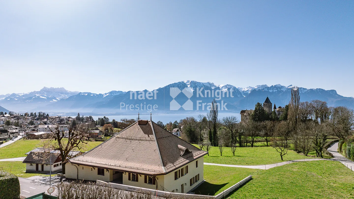 For sale - Individual property of 12.5 rooms just steps from the center of Blonay with a magnificent view of the lake - Photo 1 of 13