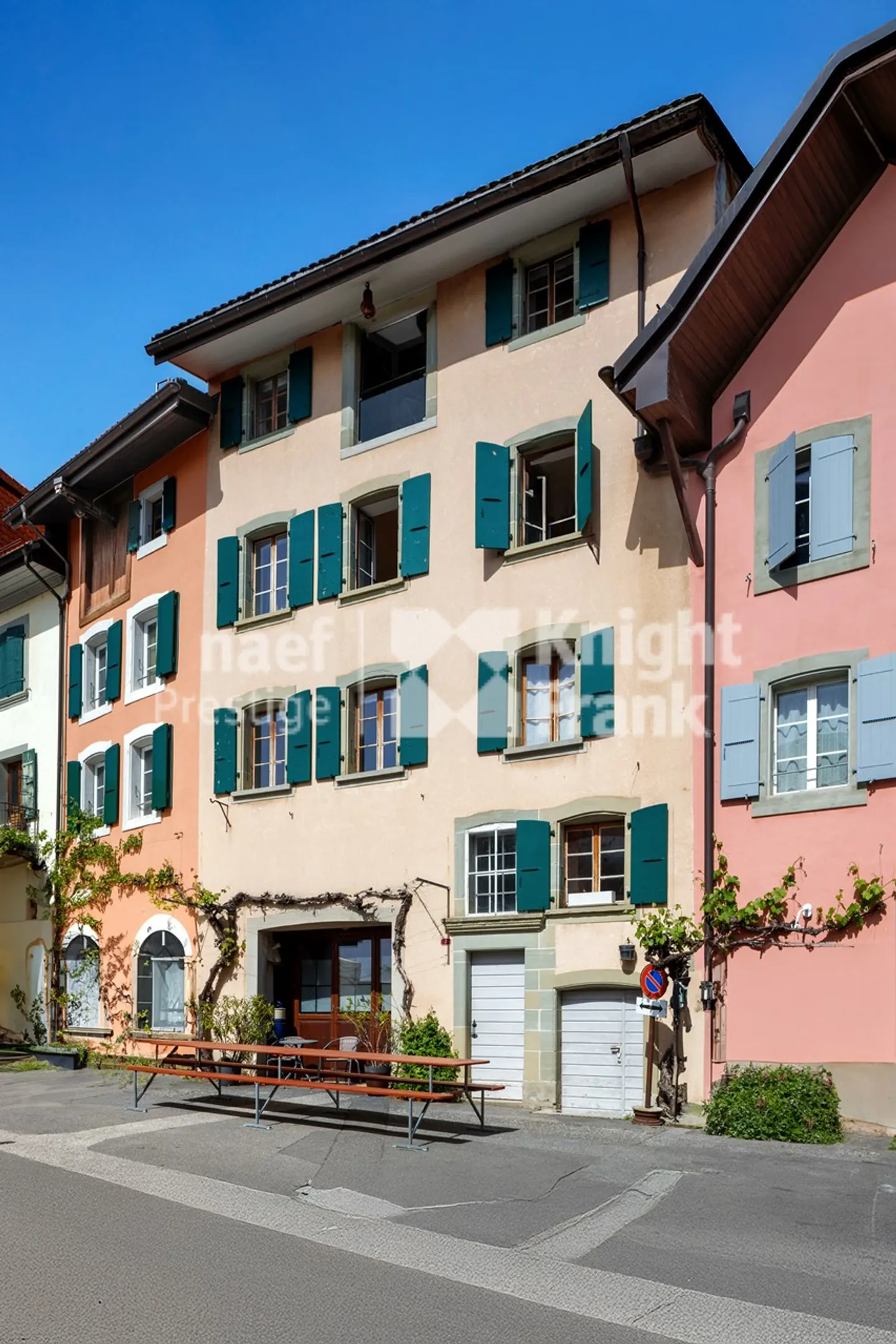Winemaker's house with two apartments and a cellar for sale in the heart of the village of Epesses - Photo 1 of 13