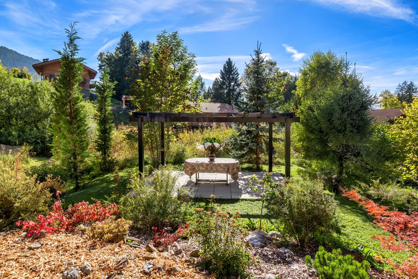 Light-filled Bayrou Chalet for sale in the Villars-sur-Ollon area - cathedral living room, exceptional volumes and perfect continuity between interior and exterior - Photo 5 of 13