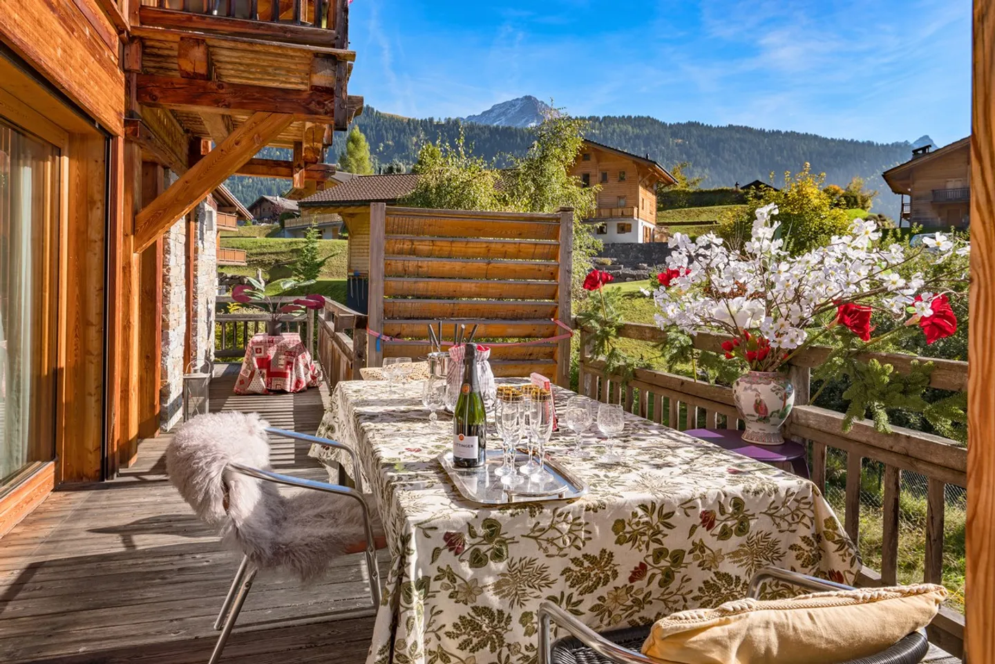 Light-filled Bayrou Chalet for sale in the Villars-sur-Ollon area - cathedral living room, exceptional volumes and perfect continuity between interior and exterior - Photo 3 of 13