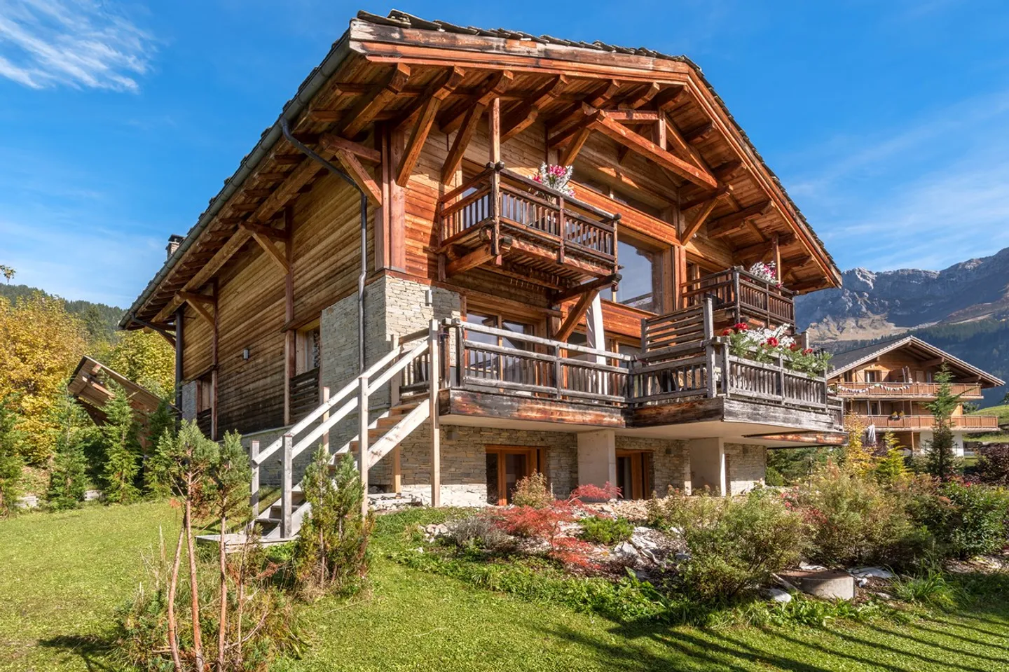 Light-filled Bayrou Chalet for sale in the Villars-sur-Ollon area - cathedral living room, exceptional volumes and perfect continuity between interior and exterior - Photo 4 of 13