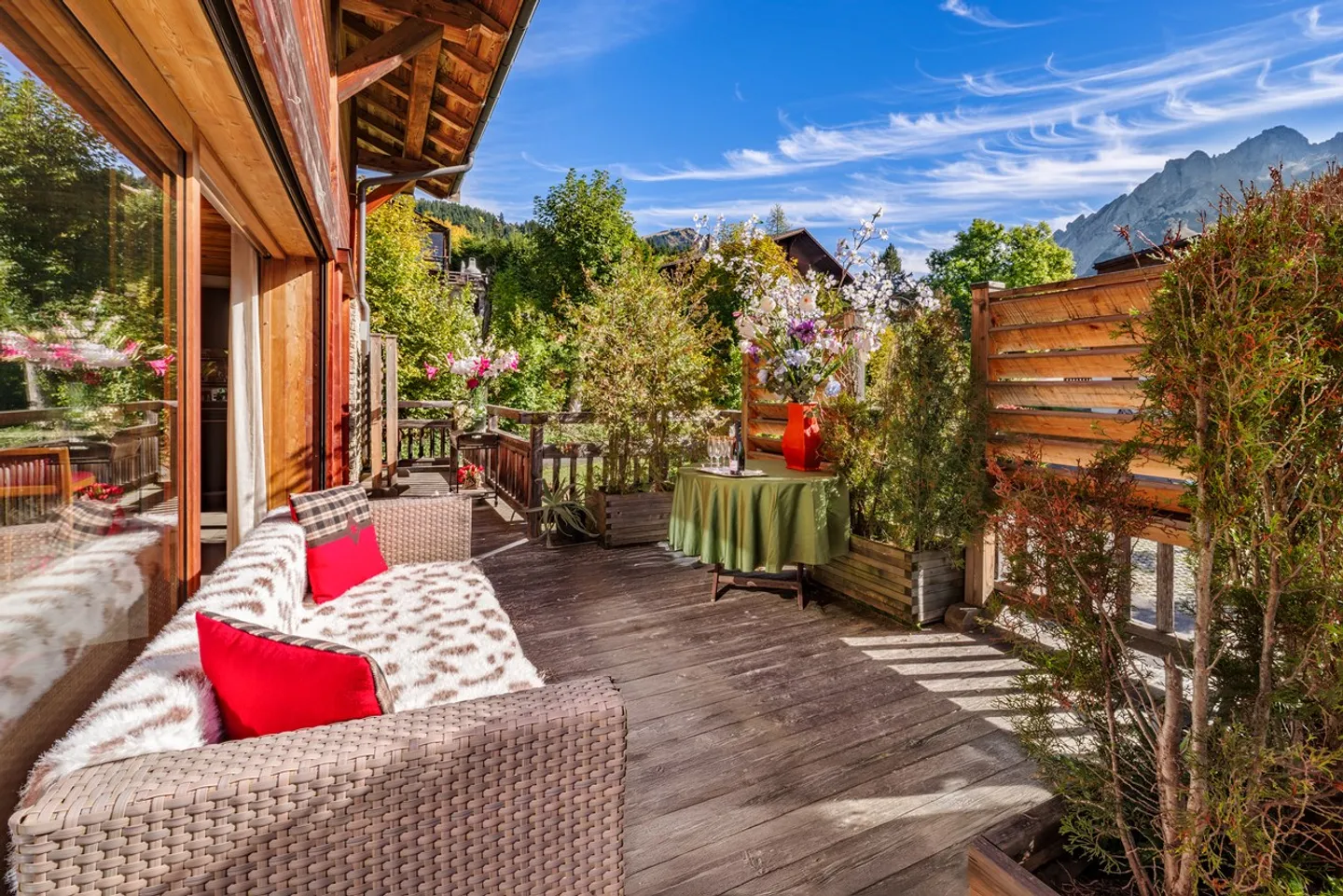 Light-filled Bayrou Chalet for sale in the Villars-sur-Ollon area - cathedral living room, exceptional volumes and perfect continuity between interior and exterior - Photo 6 of 13