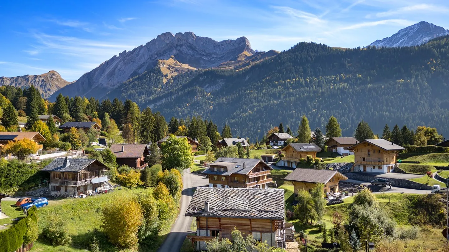 Light-filled Bayrou Chalet for sale in the Villars-sur-Ollon area - cathedral living room, exceptional volumes and perfect continuity between interior and exterior - Photo 13 of 13