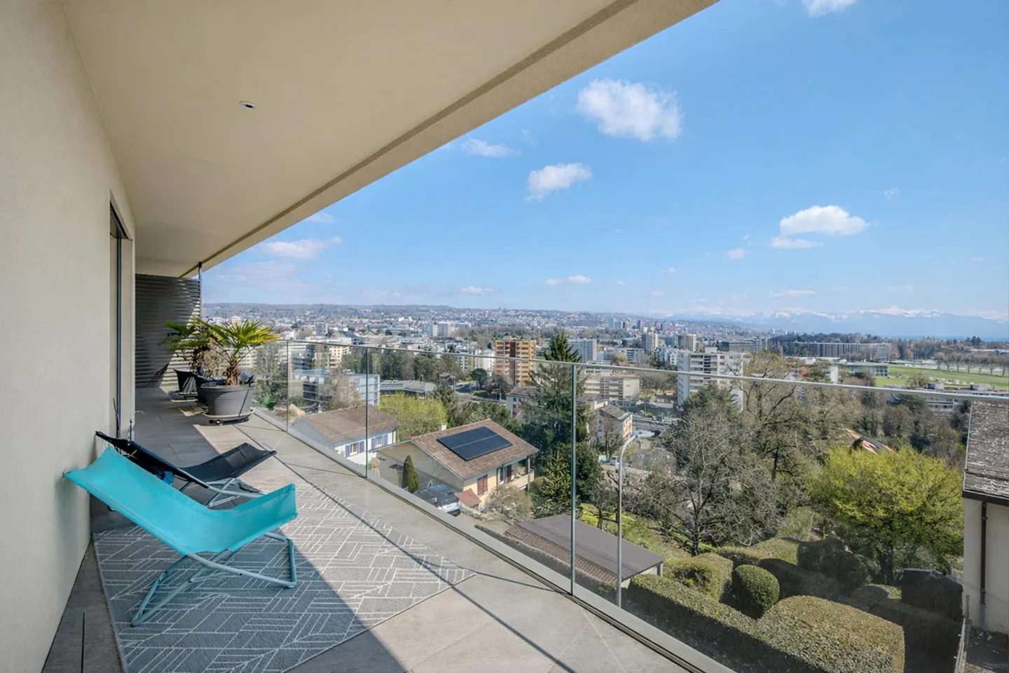 Contemporary attic with balcony offering a panoramic view - Photo 2 of 10