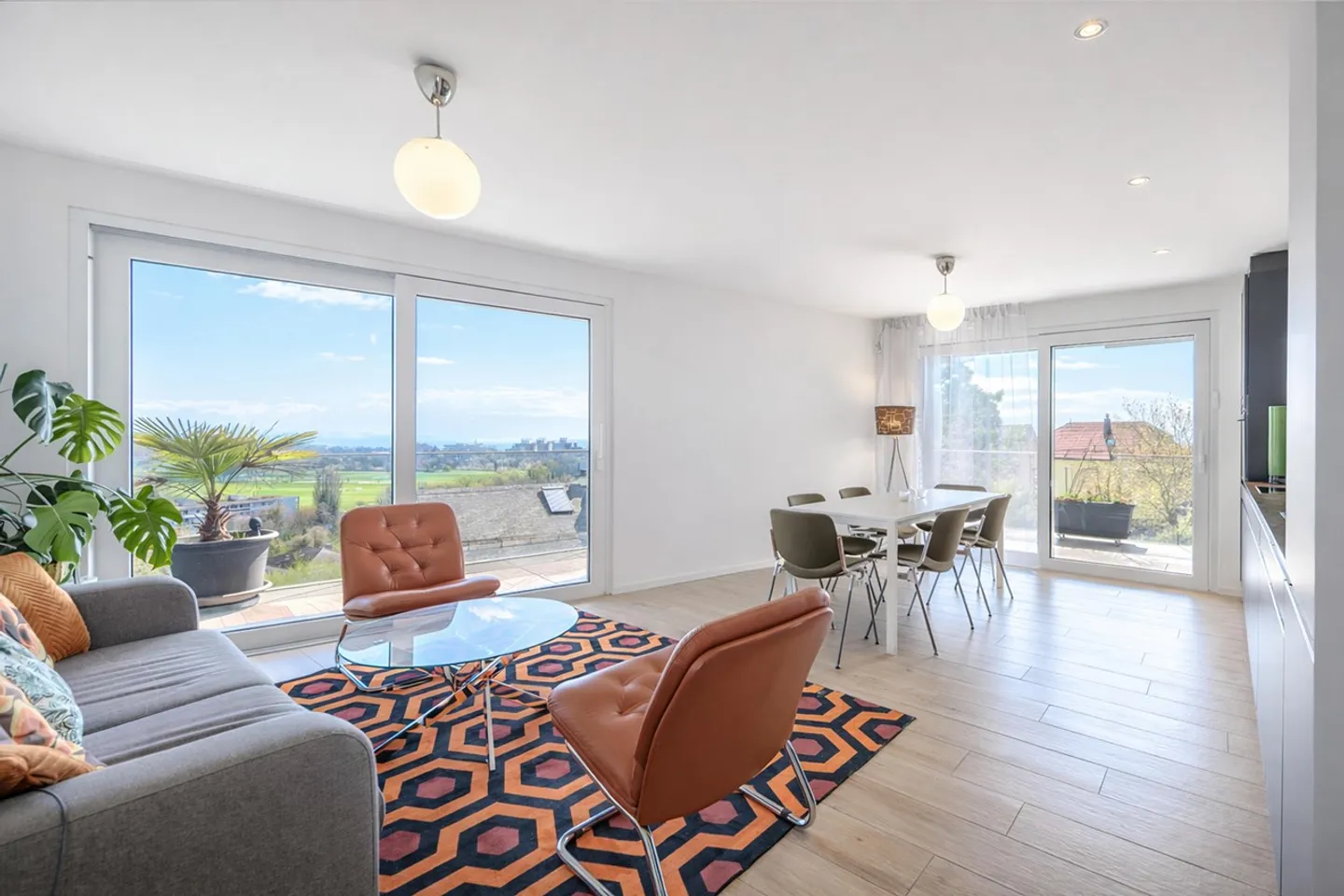 Contemporary attic with balcony offering a panoramic view - Photo 3 of 10