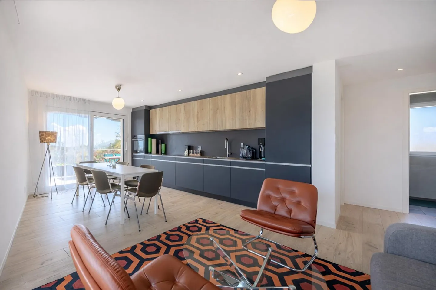 Contemporary attic with balcony offering a panoramic view - Photo 4 of 10