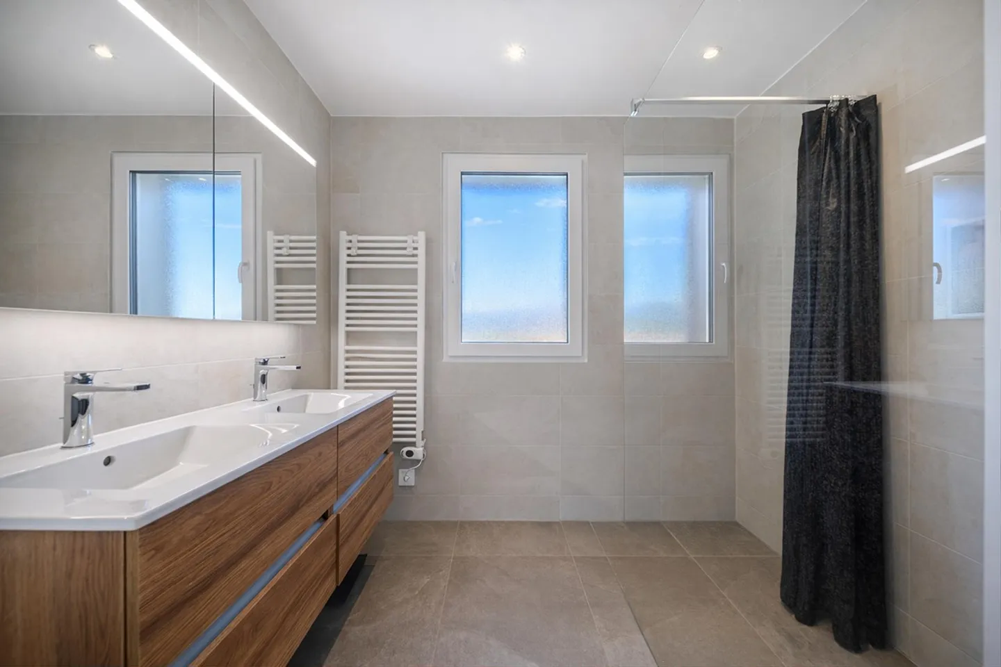 Contemporary attic with balcony offering a panoramic view - Photo 7 of 10