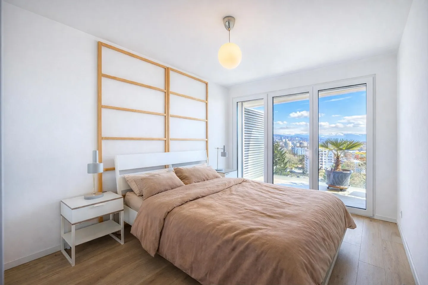 Contemporary attic with balcony offering a panoramic view - Photo 5 of 10