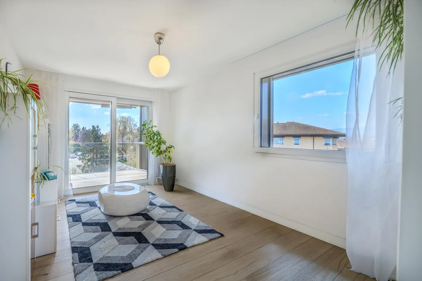 Contemporary attic with balcony offering a panoramic view - Photo 6 of 10