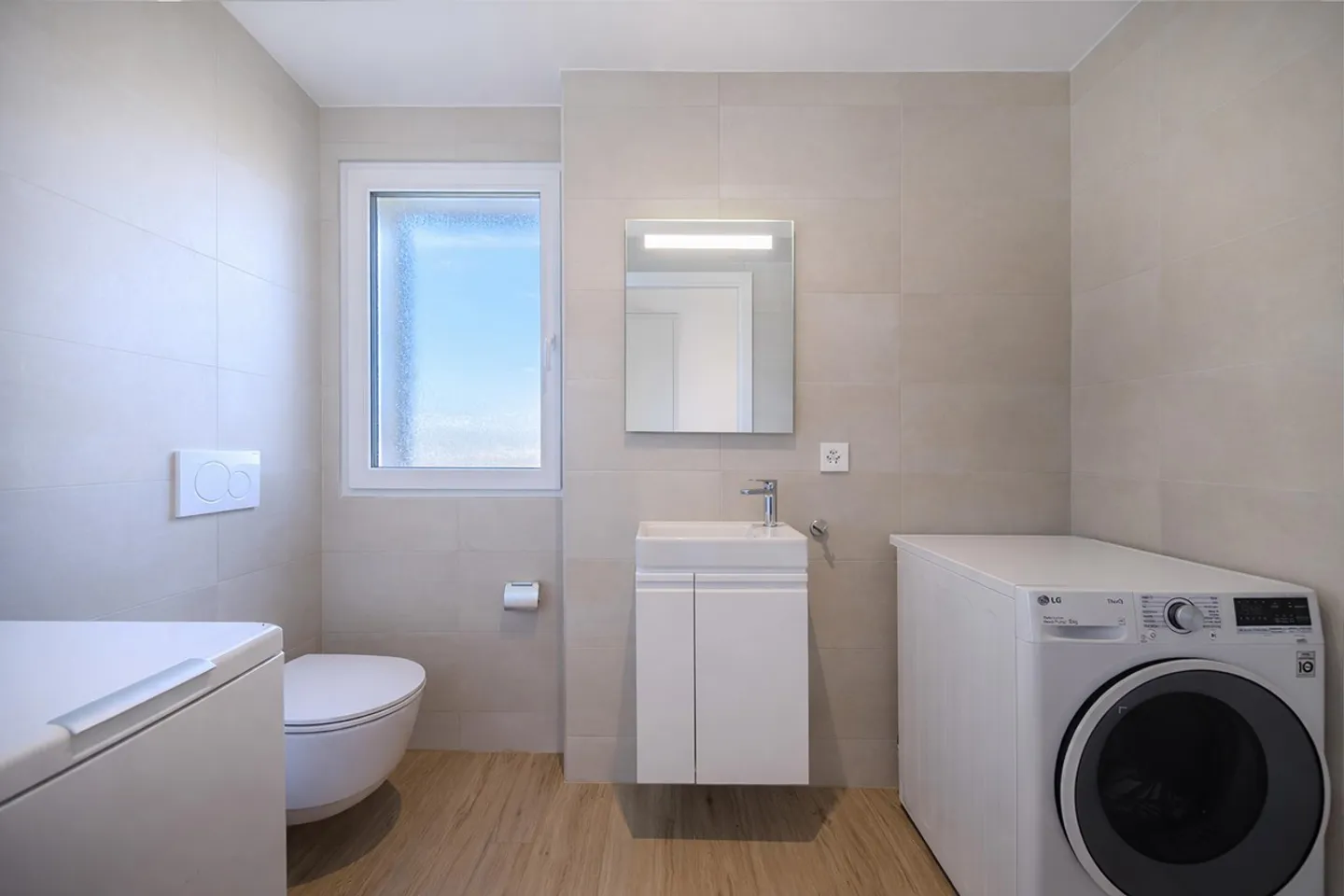 Contemporary attic with balcony offering a panoramic view - Photo 8 of 10