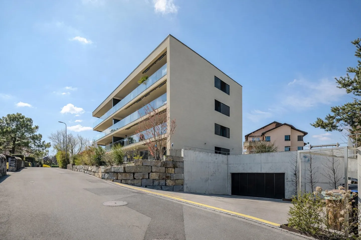 Contemporary attic with balcony offering a panoramic view - Photo 10 of 10