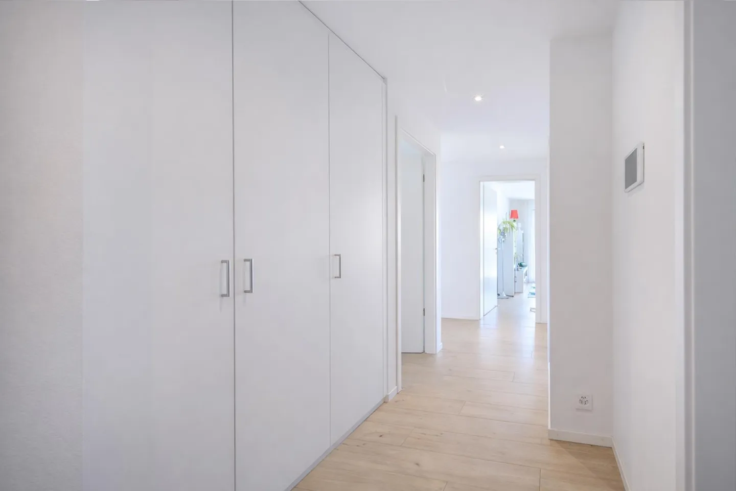Contemporary attic with balcony offering a panoramic view - Photo 9 of 10