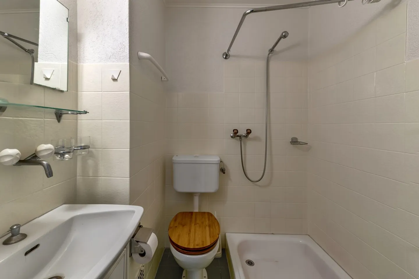 Gebäude mit 6 Wohnungen - Foto 3 von 9