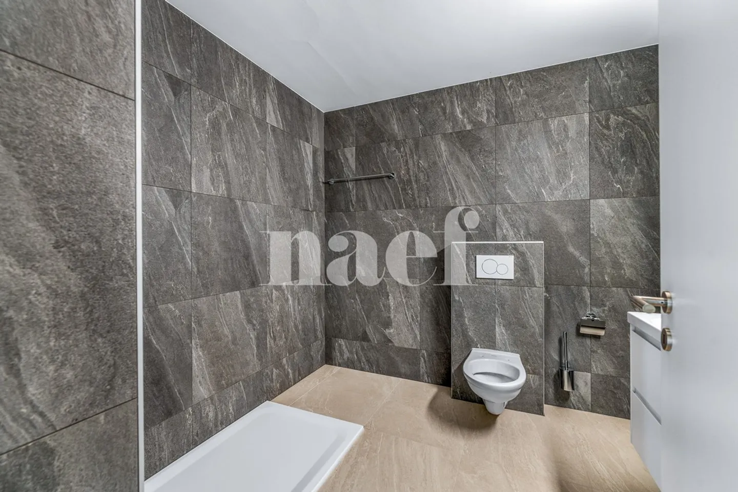 Renovierte 3,5-Zimmer-Wohnung im Erdgeschoss mit 160 m2 Terrasse zu verkaufen in Fétigny - Foto 5 von 8