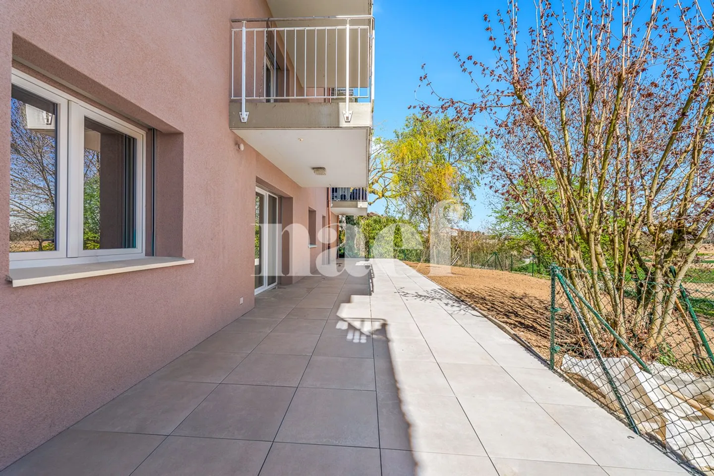 Renovierte 3,5-Zimmer-Wohnung im Erdgeschoss mit 160 m2 Terrasse zu verkaufen in Fétigny - Foto 6 von 8