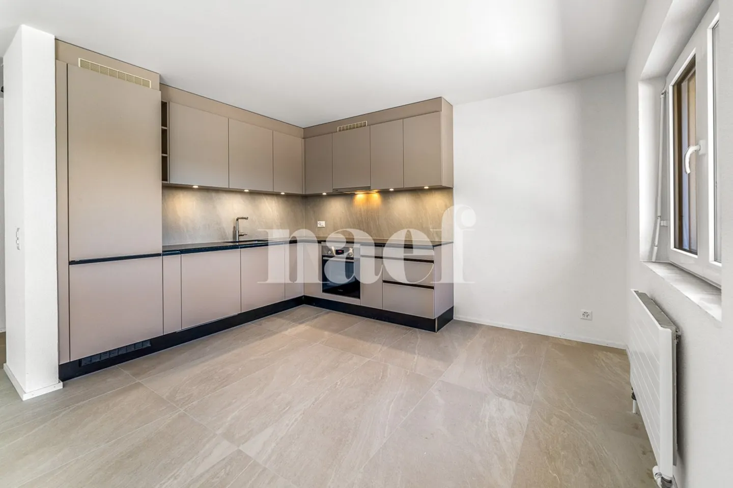 Renovierte 3,5-Zimmer-Wohnung im Erdgeschoss mit 160 m2 Terrasse zu verkaufen in Fétigny - Foto 1 von 8