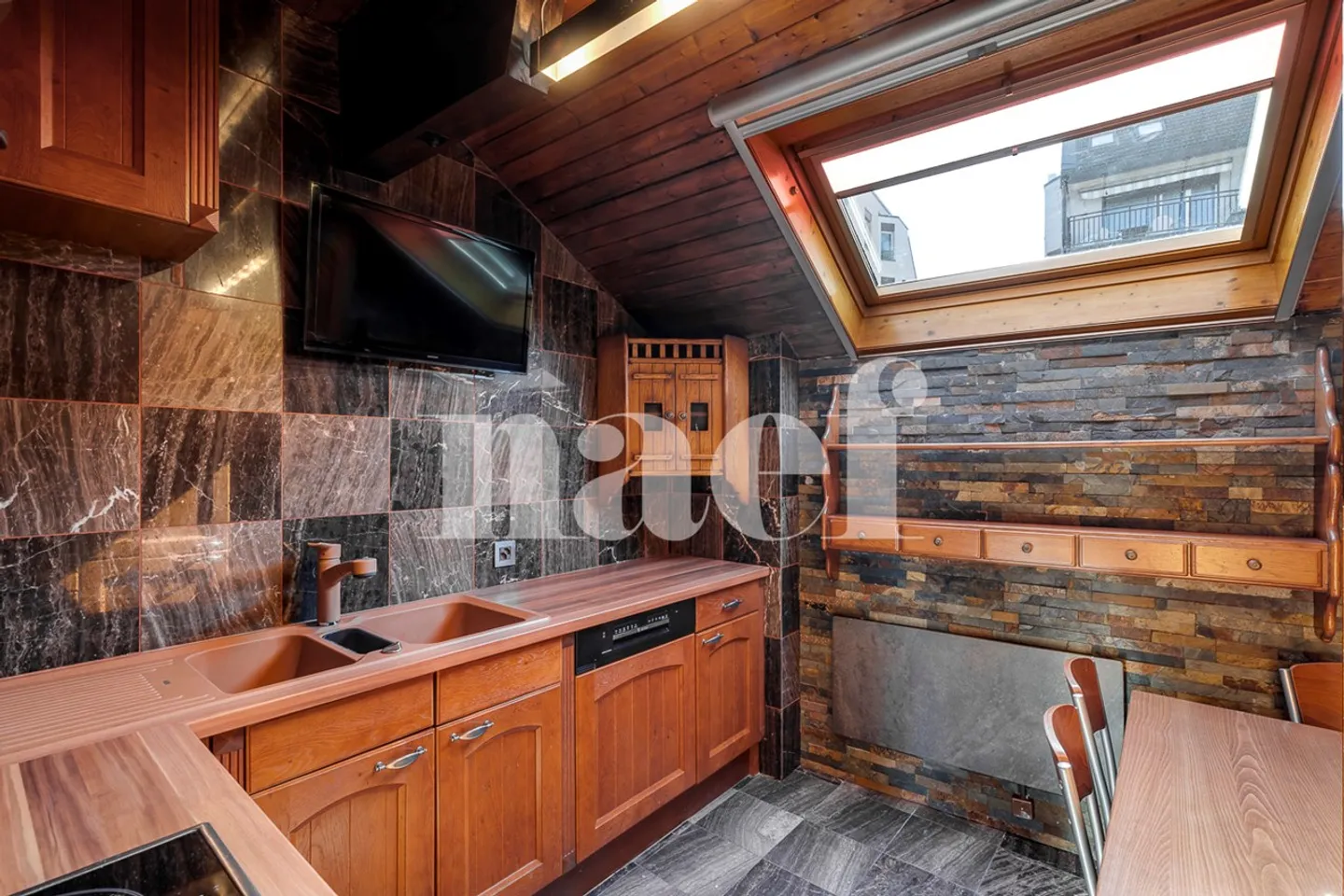 3.5 rooms renovated with stunning lake view - Photo 2 of 13