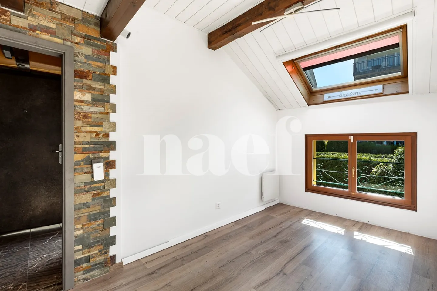 3.5 rooms renovated with stunning lake view - Photo 5 of 13