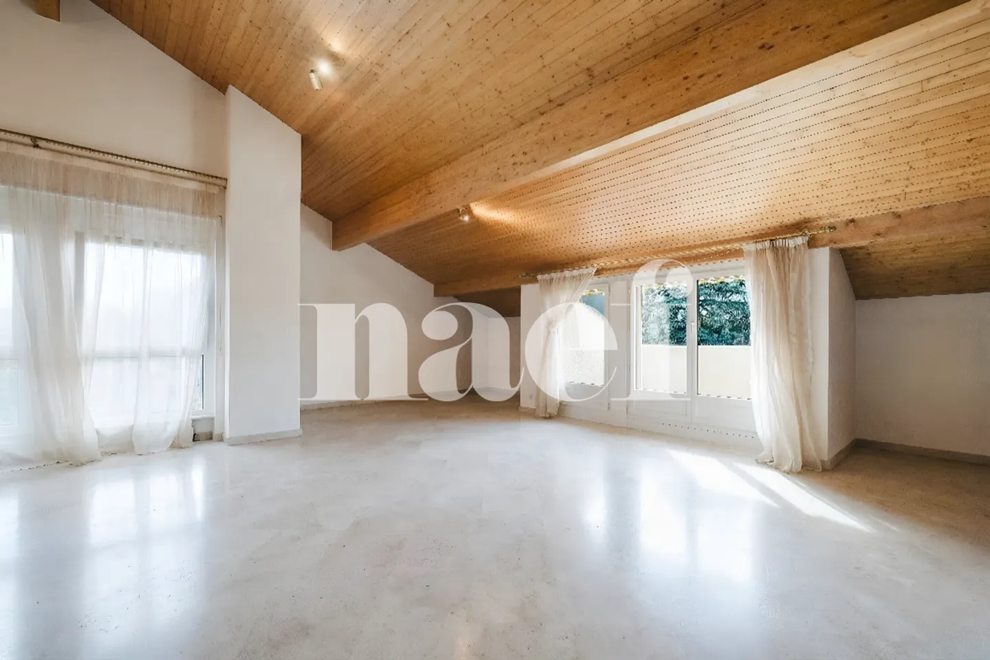 Elegante duplex con doppia altezza e parco alberato in una residenza di prestigio - Foto 2 di 13