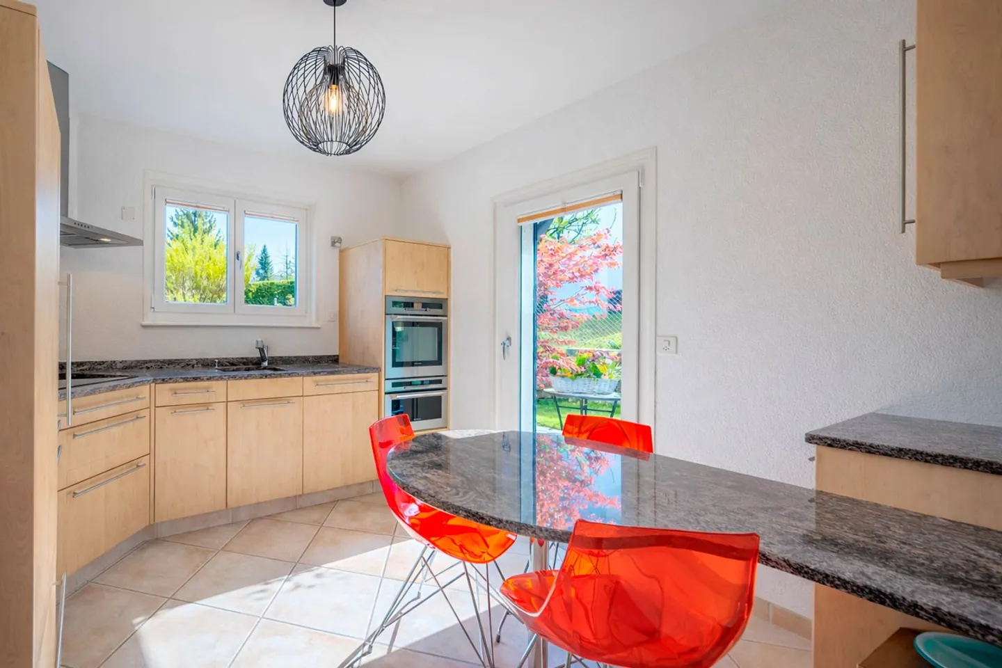 Charming semi-detached house with 5.5 rooms and garden - Photo 4 of 12