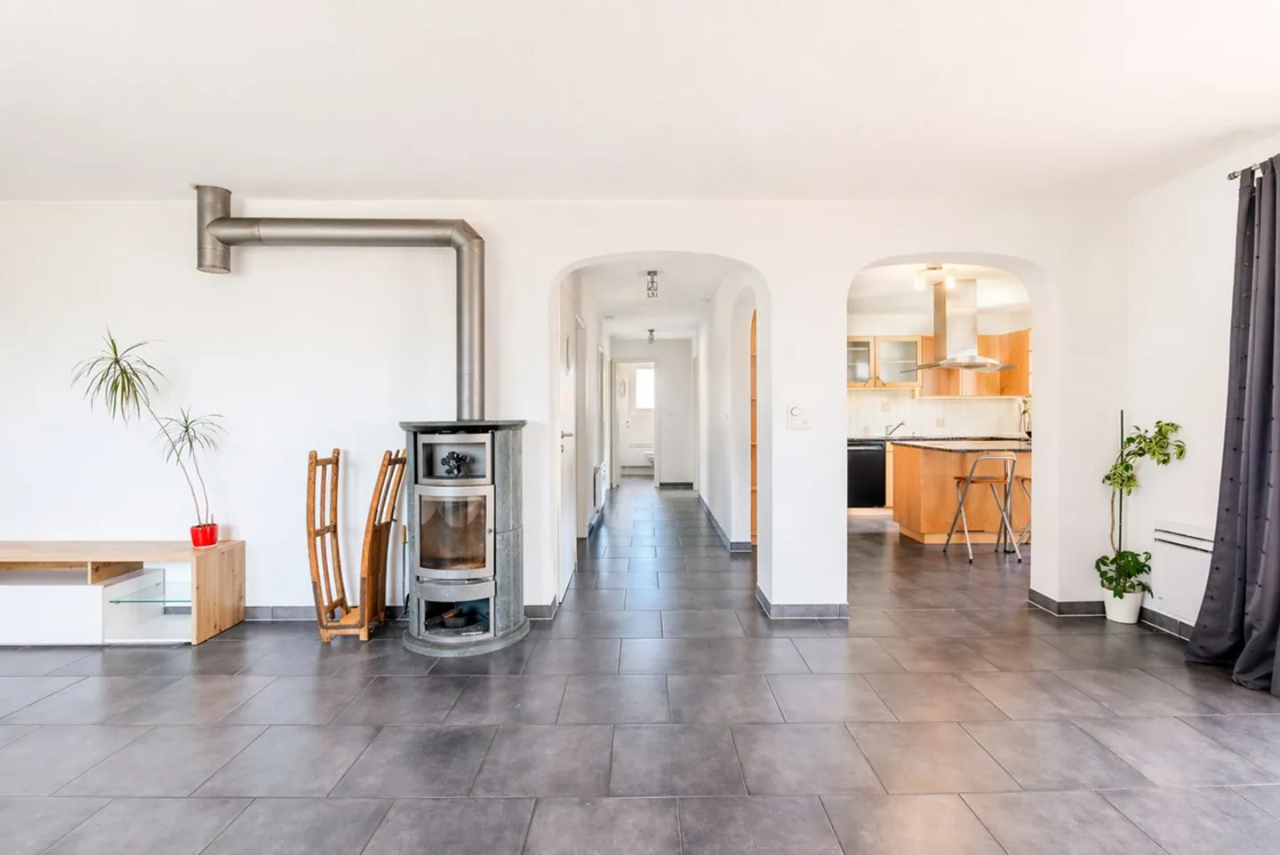 Villa with Beautiful Garden - Photo 3 of 13