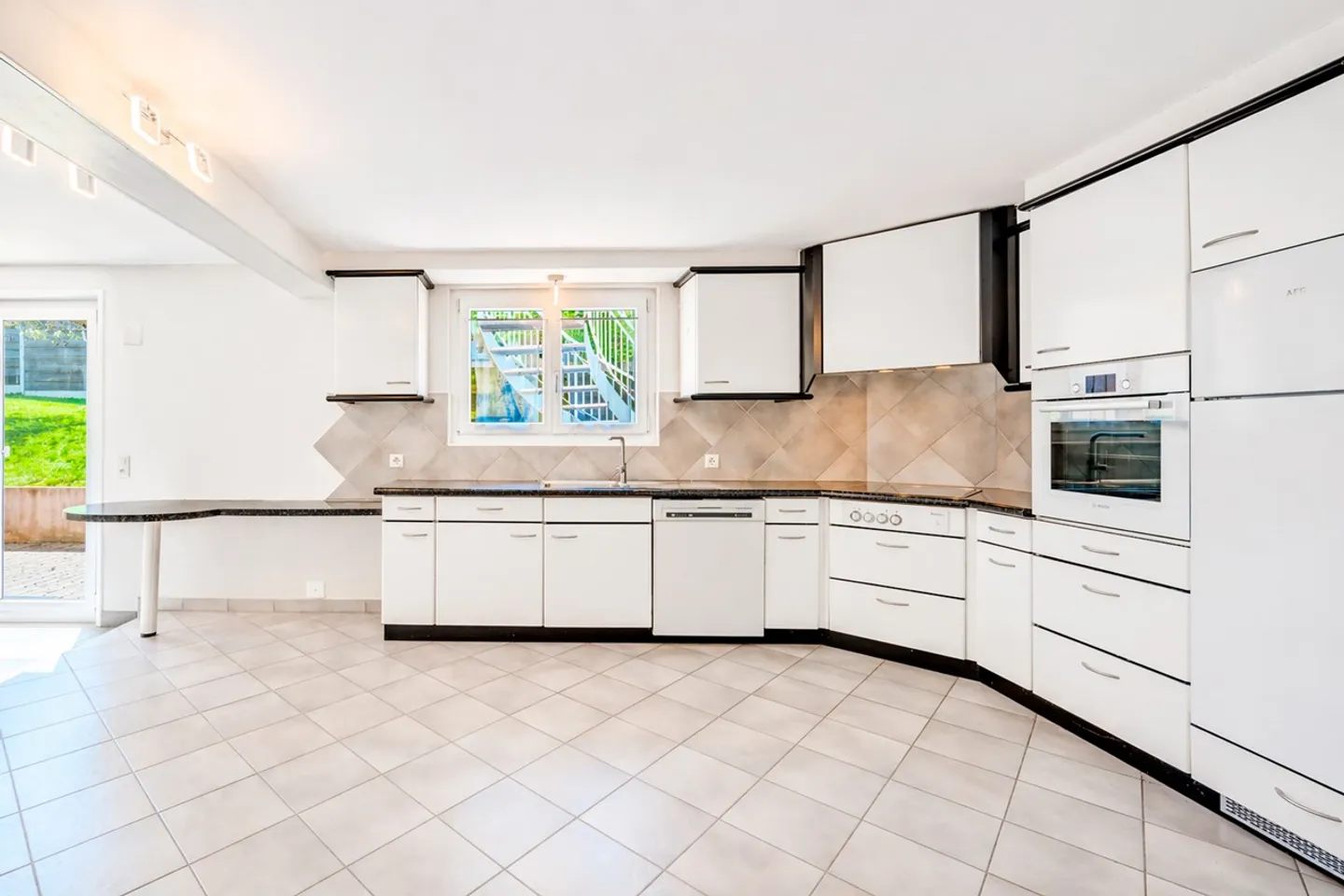 Villa with Beautiful Garden - Photo 6 of 13