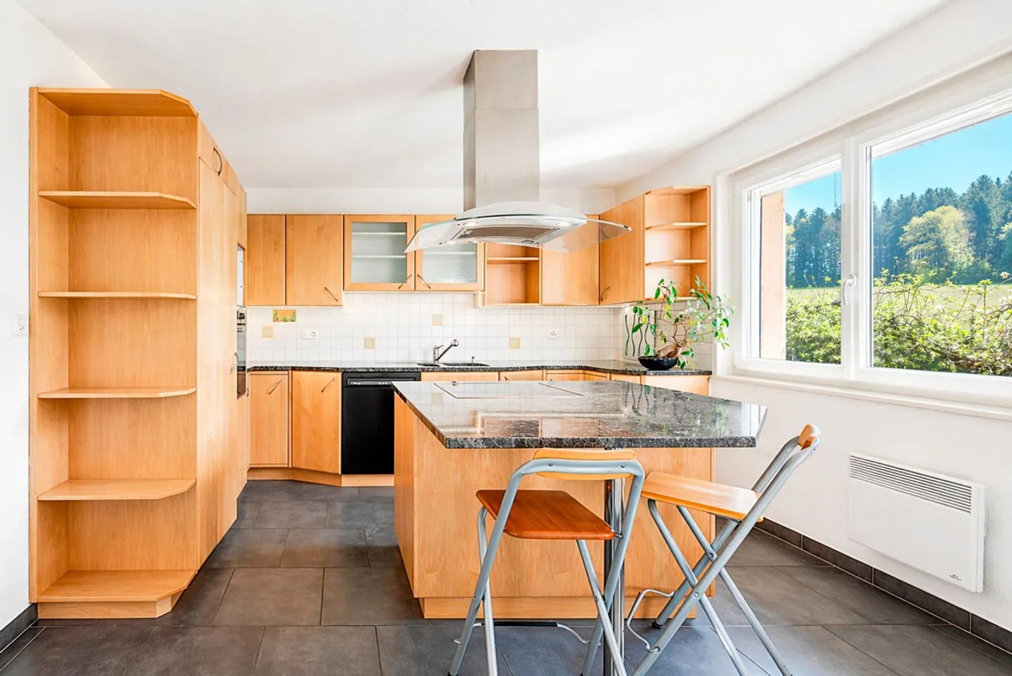 Villa with Beautiful Garden - Photo 4 of 13