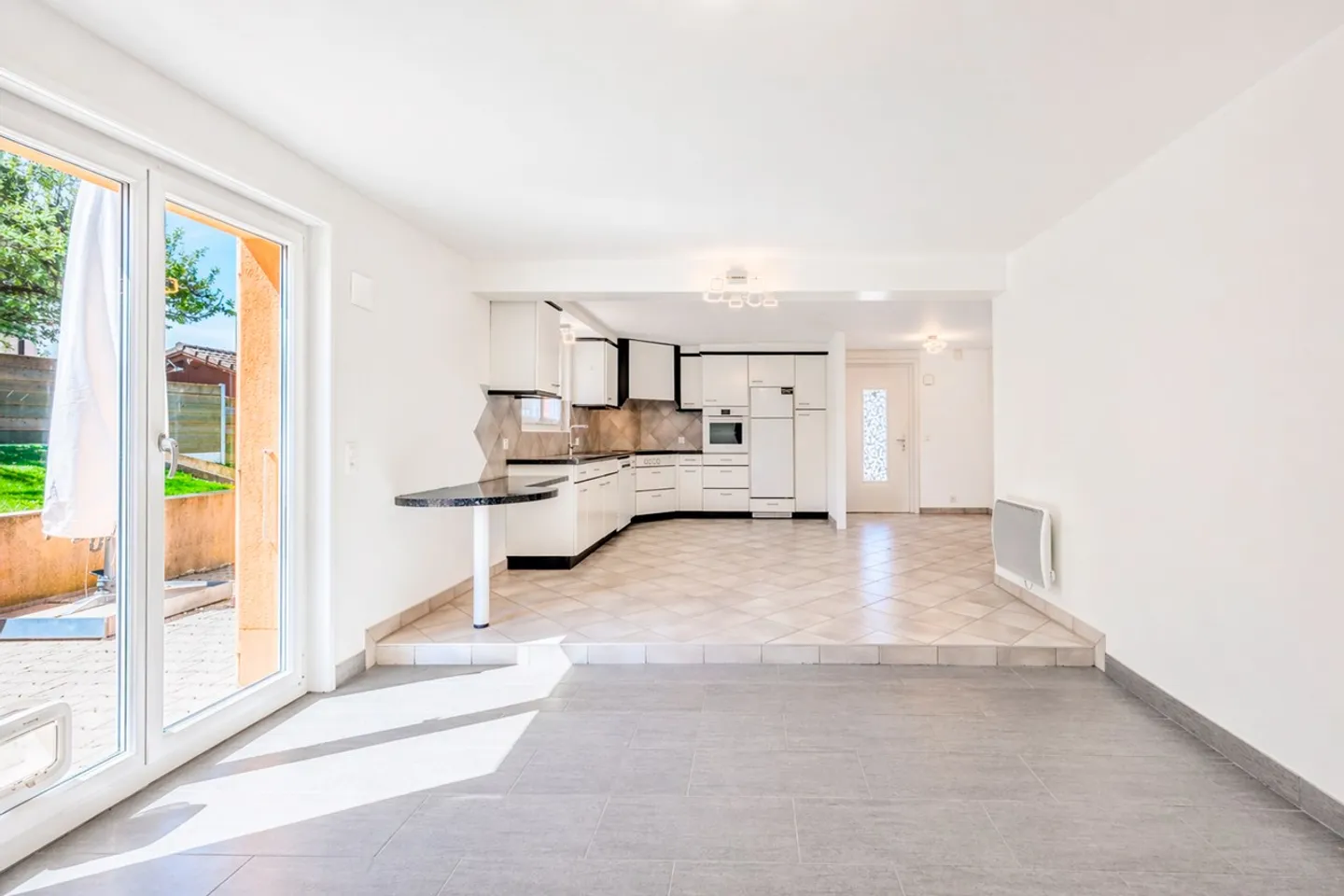 Villa with Beautiful Garden - Photo 5 of 13