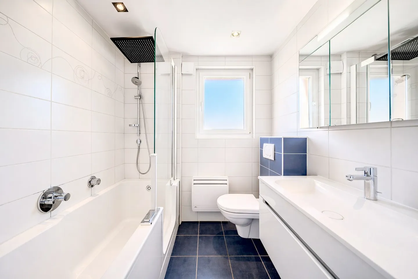 Villa with Beautiful Garden - Photo 12 of 13