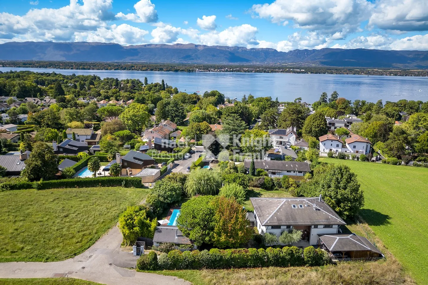Family property in a quiet area, surrounded by greenery, not far from the lake - Photo 2 of 12