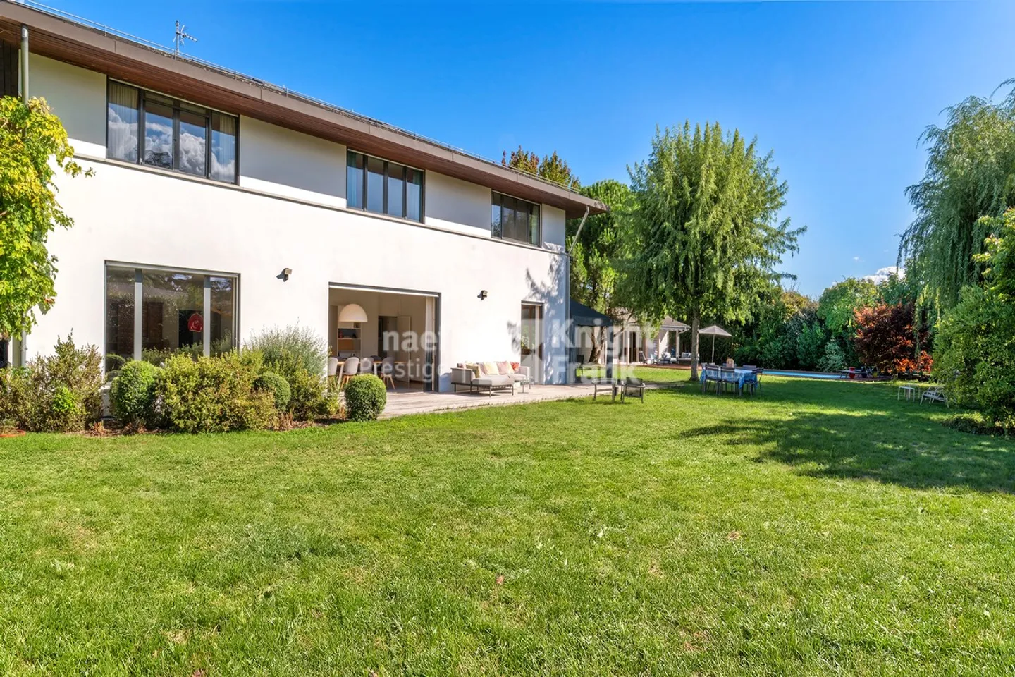 Family property in a quiet area, surrounded by greenery, not far from the lake - Photo 1 of 12