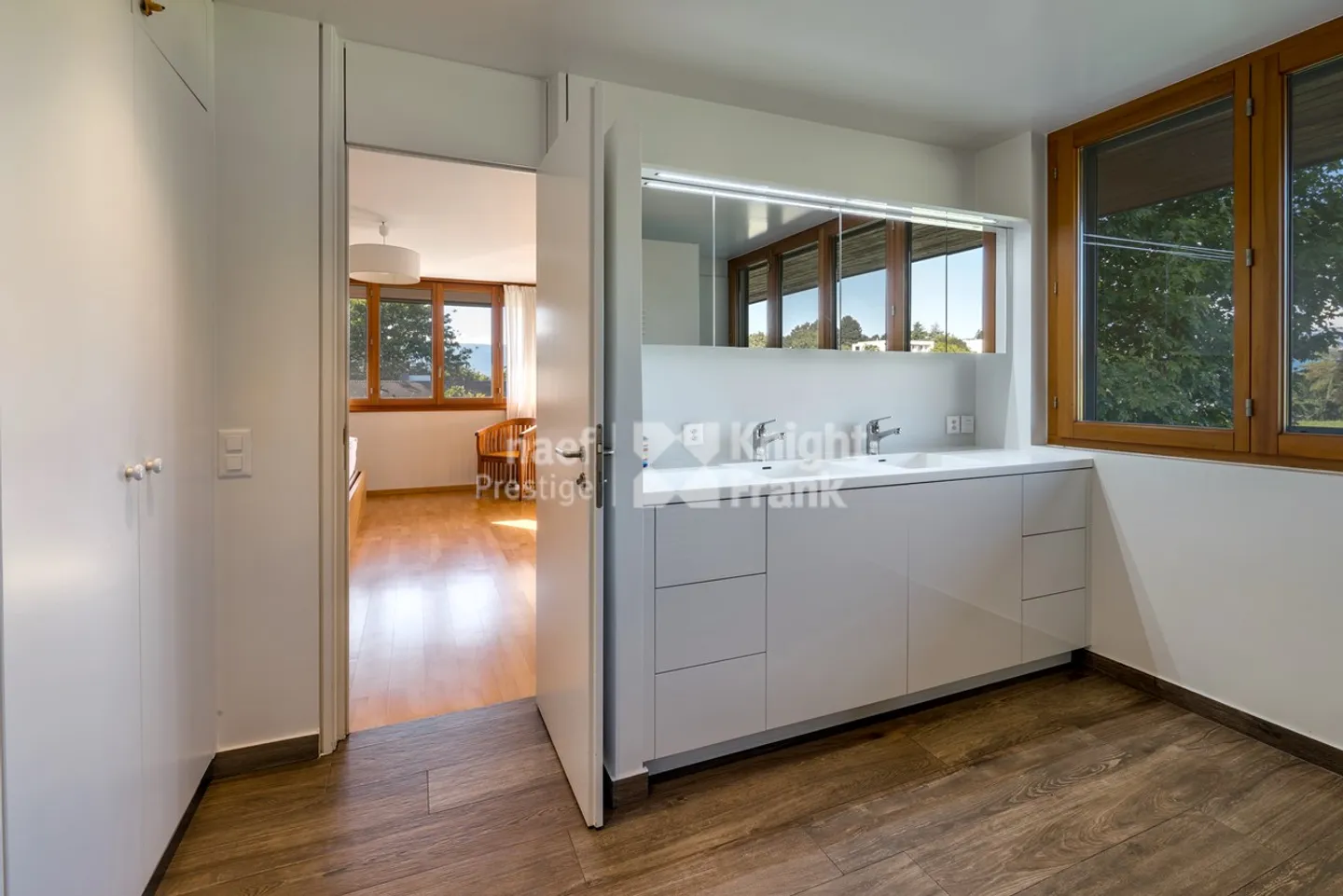 Family property in a quiet area, surrounded by greenery, not far from the lake - Photo 7 of 12