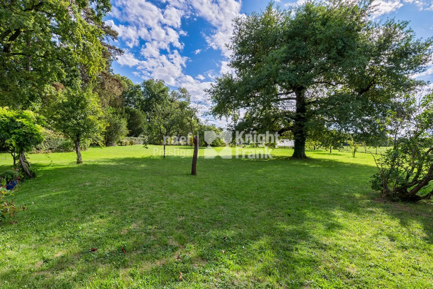 Charming cottage-style property on a large plot - Photo 2 of 12