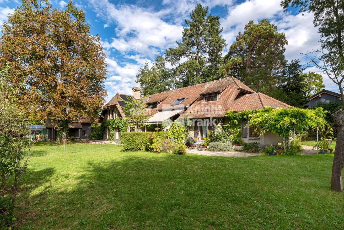 Charming cottage-style property on a large plot - Photo 3 of 12