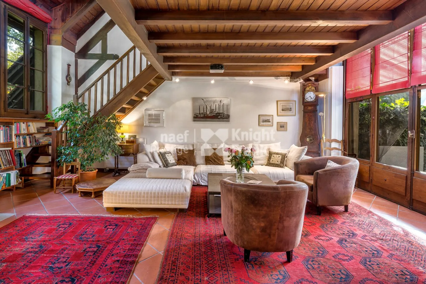 Charming cottage-style property on a large plot - Photo 4 of 12