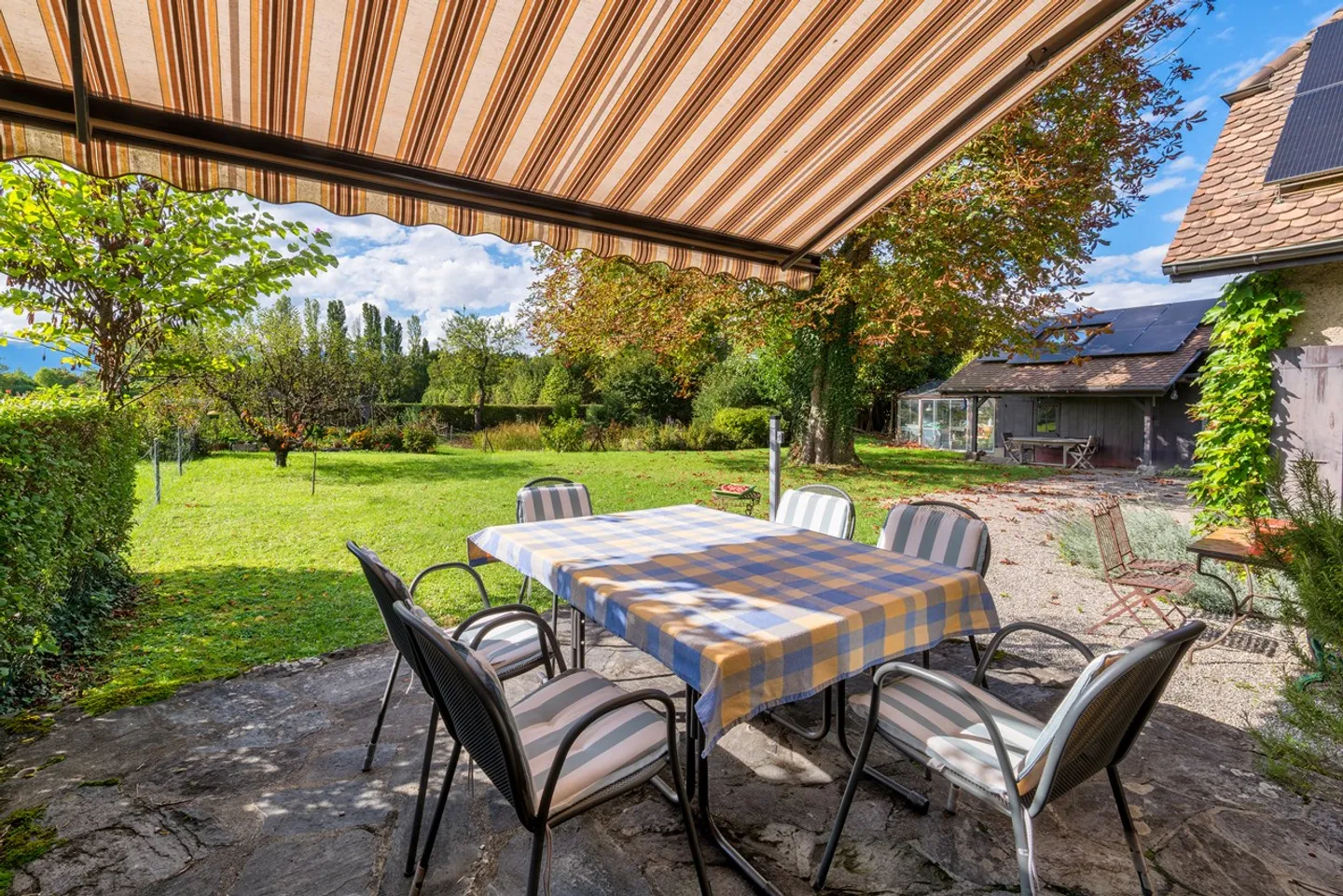 Charming cottage-style property on a large plot - Photo 7 of 12