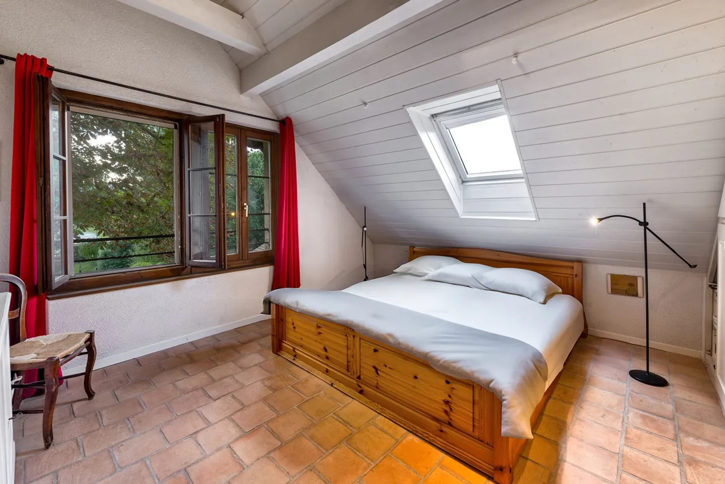 Charming cottage-style property on a large plot - Photo 9 of 12