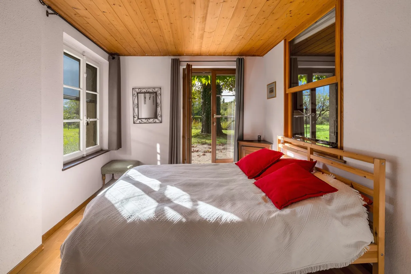 Charming cottage-style property on a large plot - Photo 11 of 12